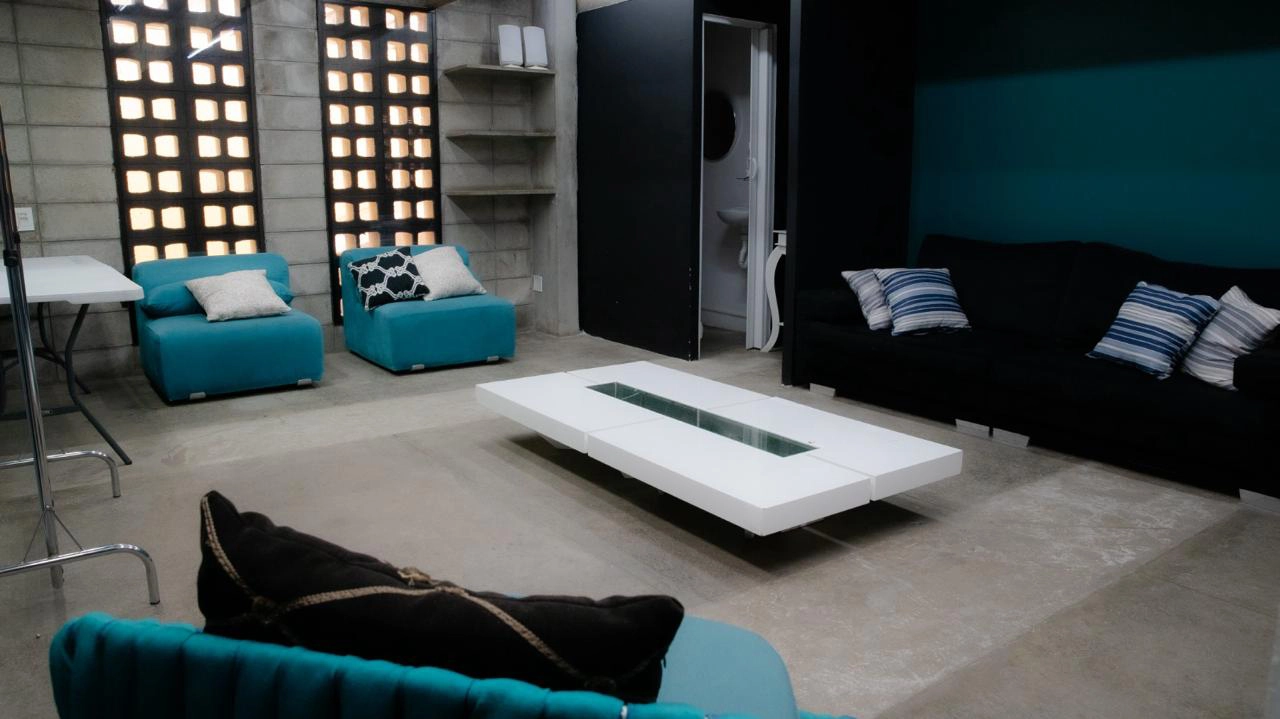 Janela industrial com cortina de linho