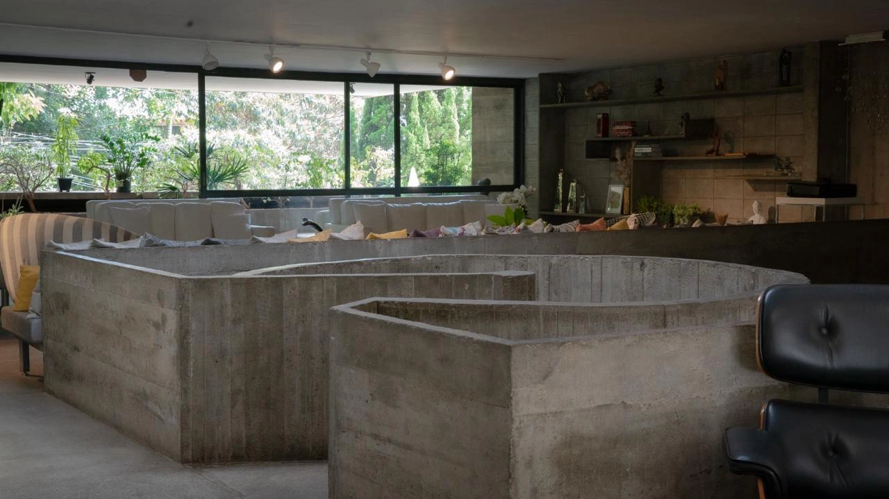 Sala vazia com cadeira escultural