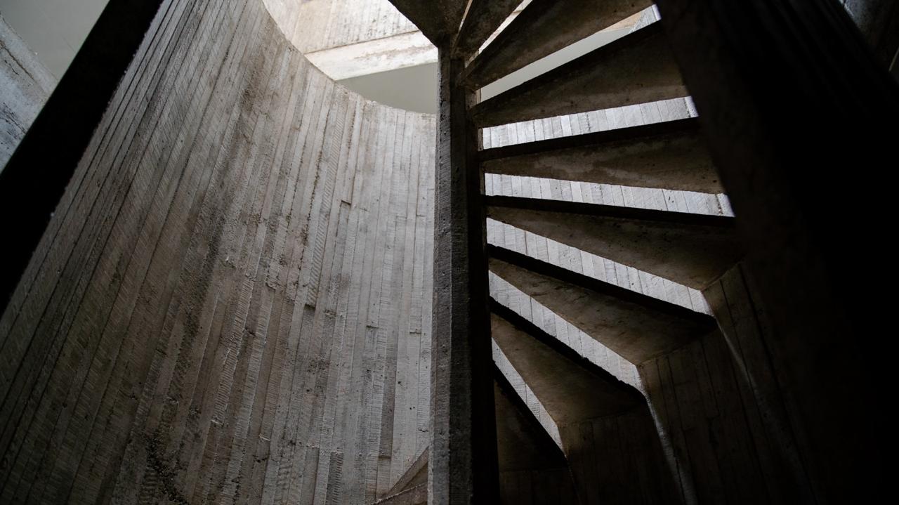 Interior arquitetônico do Espaço Kaeru com paredes de concreto e luz natural